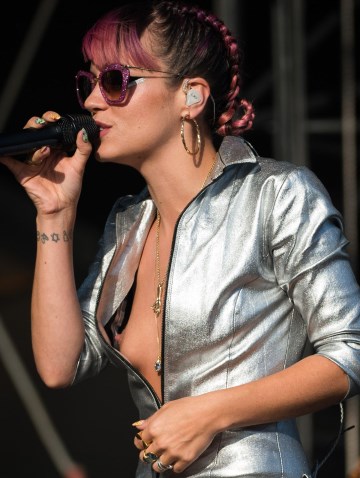 Lily Allen - Nip slip