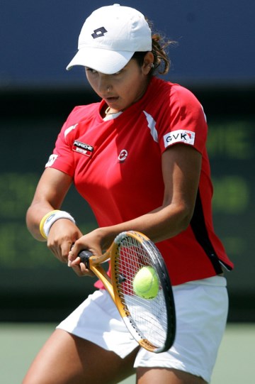 Sania Mirza - on the court