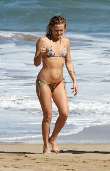 Kate Hudson - bikini at the beach