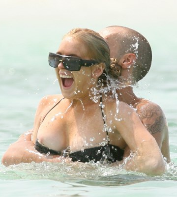Lindsay Lohan - Nip slip
