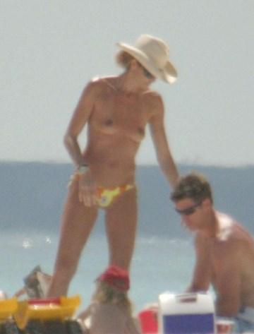 Elle Macpherson - topless at the beach