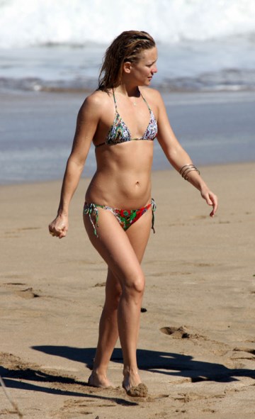 Kate Hudson - bikini at the beach