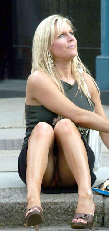 Abi Titmuss - upskirt