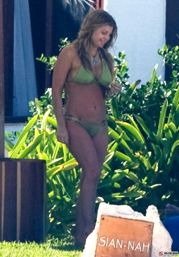 Stacy Ferguson - Fergie - green bikini