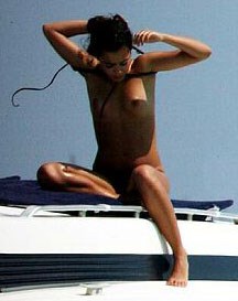 Beatriz Luengo - Topless sunbathing