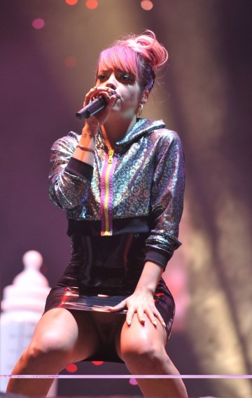 Lily Allen - upskirt