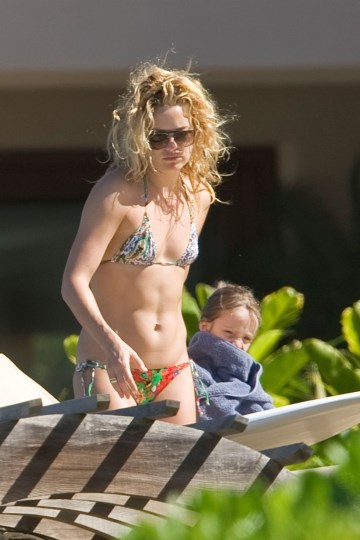 Kate Hudson - bikini at the beach