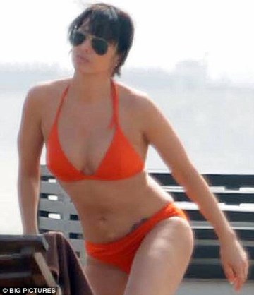 Natalie Imbruglia - orange bikini