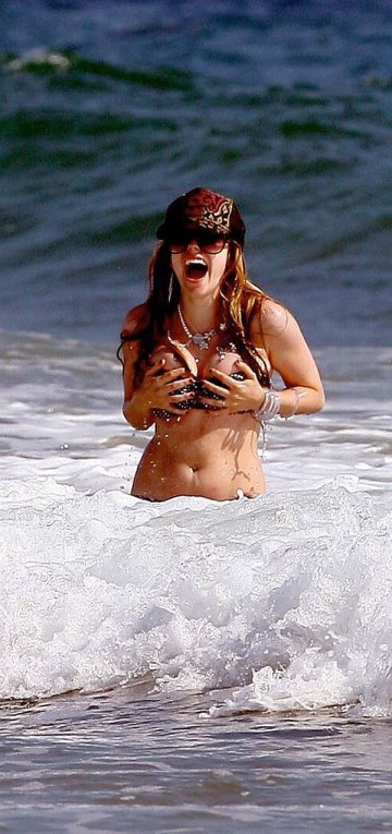 Avril Lavigne - bikini