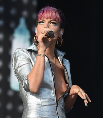 Lily Allen - Nip slip